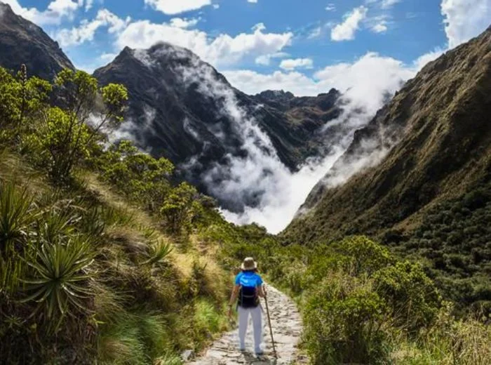 camino inka mujer Machupicchu Valle Sagrado tour 2 dias